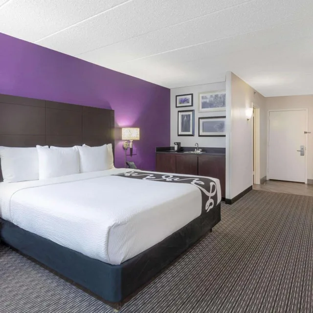 غرفة ديلوكس بسرير كينج مع أريكة، La Quinta Inn & Suites by Wyndham Clifton/Rutherford 2/5
