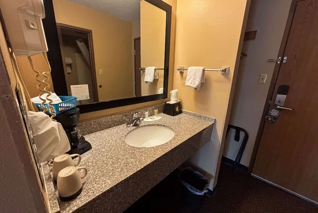 غرفة قياسية بسريرين كوين للمدخنين، Super 8 by Wyndham Du Quoin 8/9