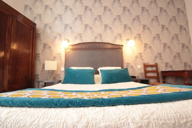 Room, 1 Queen and 1 Single Bed, Hotel Des Arts 2/3