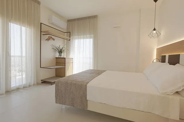 غرفة بانورامية بسريرين منفصلين بإطلالة على البحر بشرفة، Hedoné Design Experience B&B 2/10