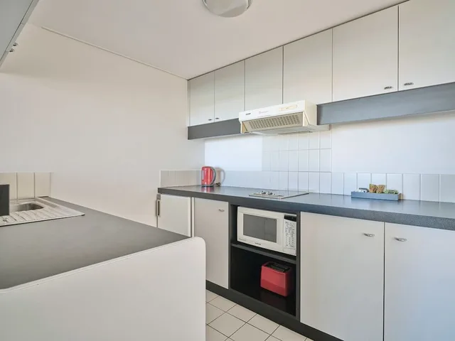 1 Bedroom, Twin Beds, Harbour View, Balcony, Rendezvous Hotel Sydney The Rocks 3/8