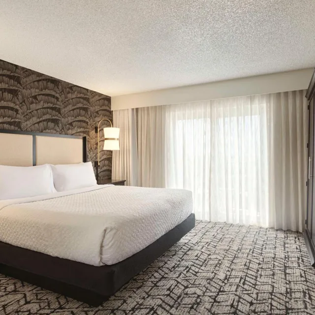 جناح بسرير كينج بشرفة بغرفتين مع أريكة، Embassy Suites by Hilton Fort Lauderdale 17th Street 1/4