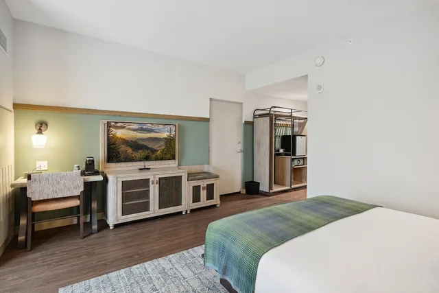Room, King Bed, Murphy Bed, Balcony، Dollywoods HeartSong Lodge & Resort 7/9