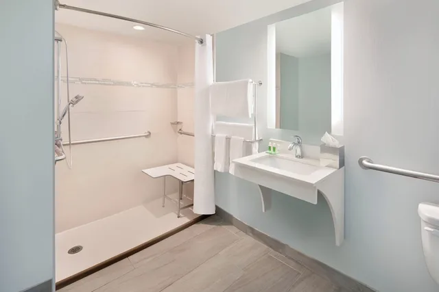 Standard, 2 King Beds, Accessible, Holiday Inn Charlottesville-Univ Area 3/4