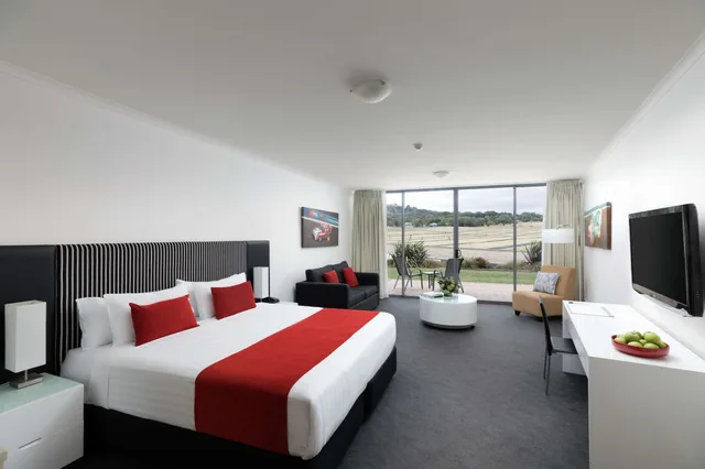 استوديو بسرير كينج مع أريكة، Rydges Mount Panorama Bathurst 2/8