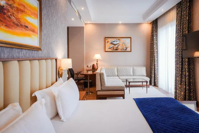 Junior Suite, King Bed, Wellborn Luxury Hotel 3/10