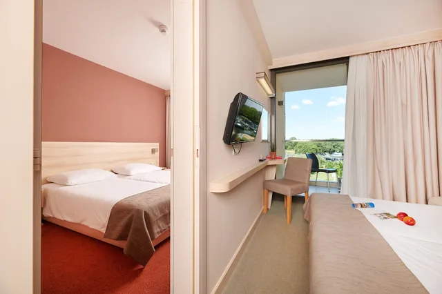Connecting, Classic, 4 Beds, Balcony, Park Side، Hotel Materada Plava Laguna 1/3