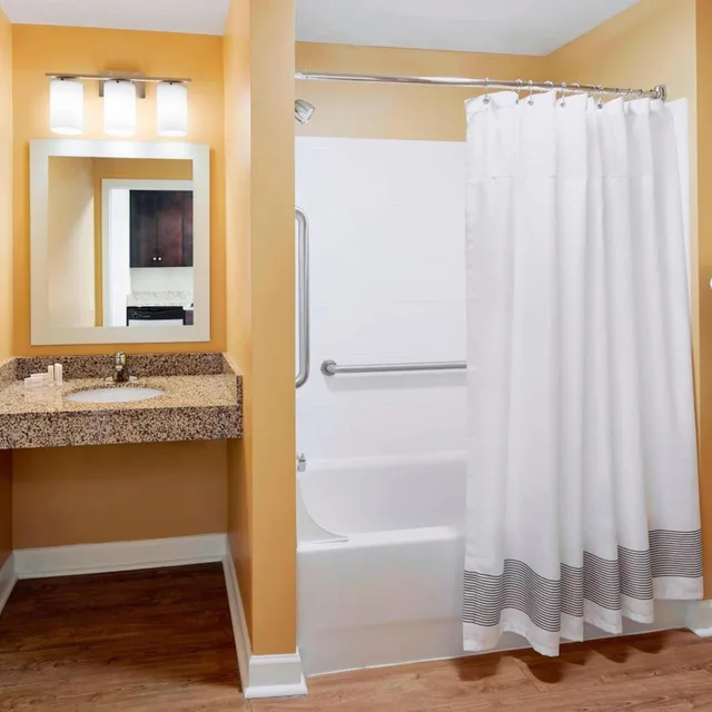 جناح تنفيذي بسرير كوين مع أريكة بحوض استحمام لذوي الإعاقة، TownePlace Suites by Marriott Harrisburg Hershey 6/6
