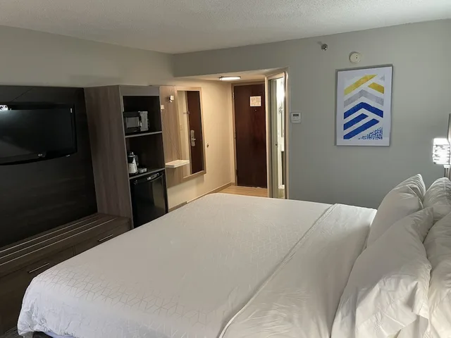 غرفة قياسية بسرير كينج، Holiday Inn Express Burlington 1/8