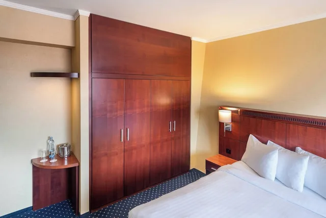 غرفة ديلوكس بسرير كينج مع أريكة، Courtyard By Marriott Prague City 1/5
