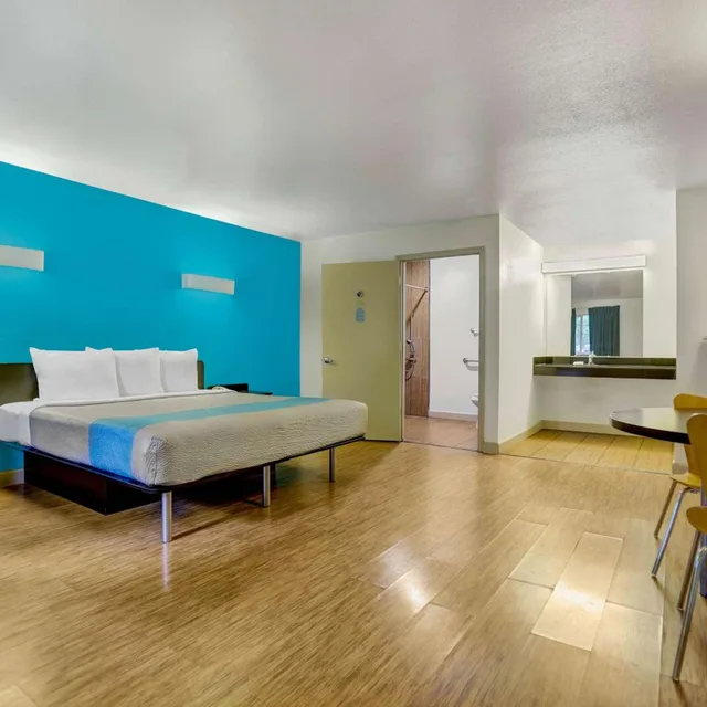 1 King Bed - Mobility Accessible Tub, Nsmk، Motel6 Anderson, CA - Redding Airport 5/10