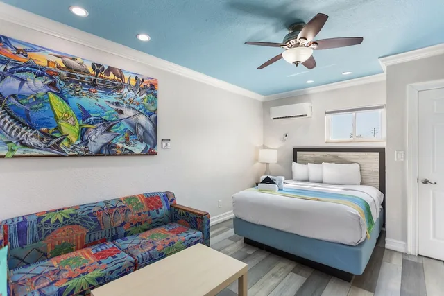 Room, Futon Bed, Queen Bed, Bay Front, Sofa، Bay Palms Waterfront Resort - Hotel and Marina 2/4
