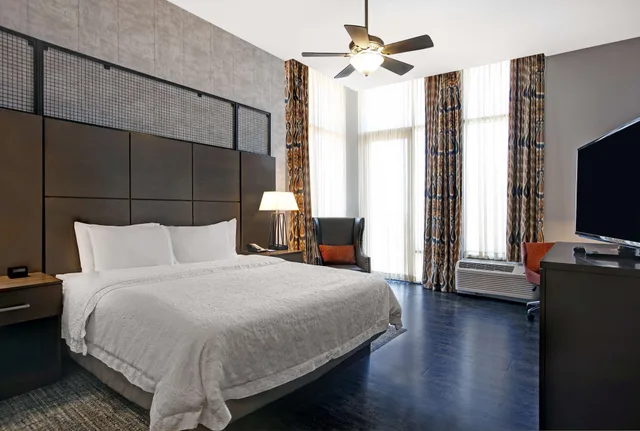 Standard, King Bed, Balcony, Hampton Inn & Suites Austin At The University / Capitol 8/10