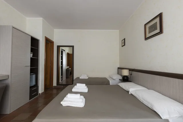 غرفة ثلاثية بسرير كوين وسرير فردي، B&B Vittoria 4/9