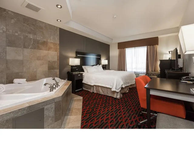 غرفة بسرير كينج بجاكوزي، Hampton Inn and Suites by Hilton Lethbridge 2/2