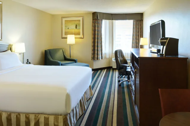 غرفة قياسية بسرير كوين، Holiday Inn Conference Ctr Edmonton South 1/6