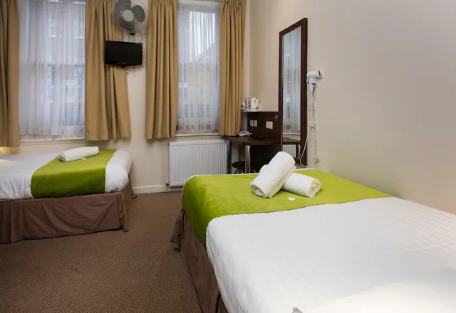 غرفة ثلاثية بسرير مزدوج وسرير فردي بحمام خاص، Marble Arch Inn 1/4