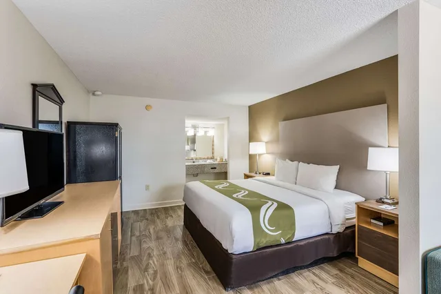 Room, King Bed, Smoking, Quality Inn and Suites Hot Springs Lake Hamilton 1/3