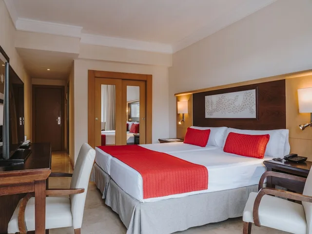 غرفة بسريرين منفصلين بإطلالة على الجبل بشرفة، Grupotel Aguait Resort & Spa - Adults Only 3/8