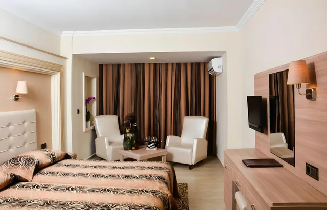 Room, Double Bed, Land View، Azka Hotel 1/1