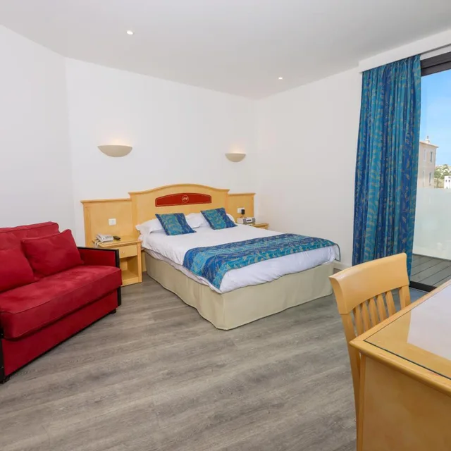غرفة رباعية بإطلالة جزئية على البحر، Hotel Saint Christophe Calvi (ex Saint Christophe Corsica) 3/10