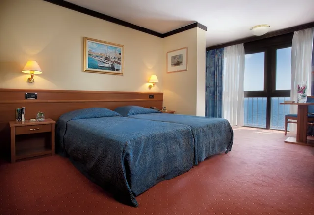 غرفة بسريرين منفصلين بإطلالة على البحر مع أريكة، Hotel Kristal 1/4