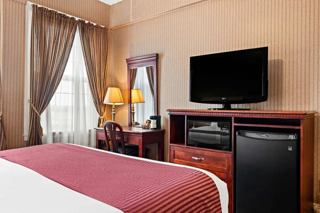 جناح بسرير كينج مع أريكة، Genetti Hotel SureStay Collection By Best Western 3/8
