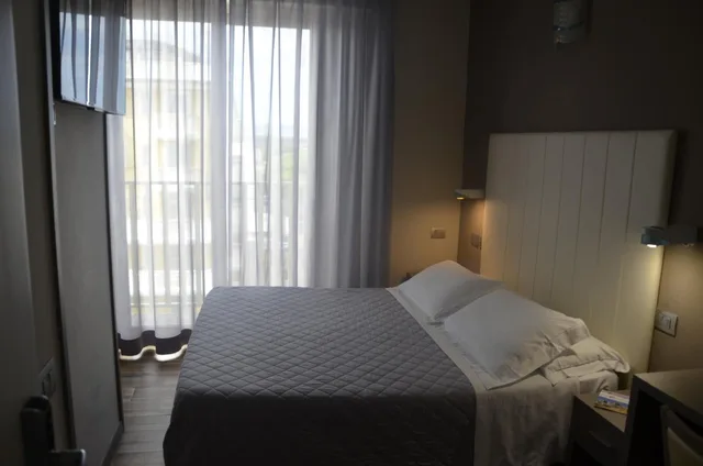 Small Double, Economy, City Side, Pool Access، Yes Hotel Touring & Spa 3/4