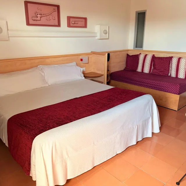 Room, Triple, Xaine Park 6/10