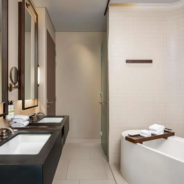 جناح عائلي بسريرين منفصلين وسرير كينج بإطلالة على البحر، Pullman Khao Lak Resort 3/6