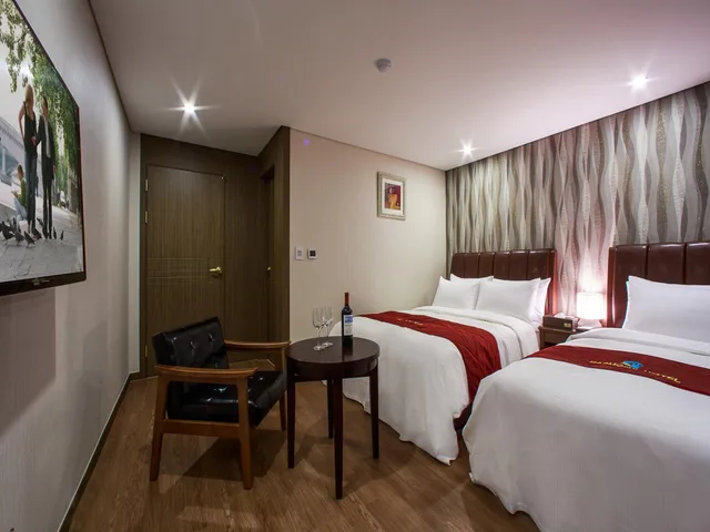 غرفة ديلوكس بسريرين منفصلين وسرير مزدوج وسرير فردي، Harmony Hotel 1/2