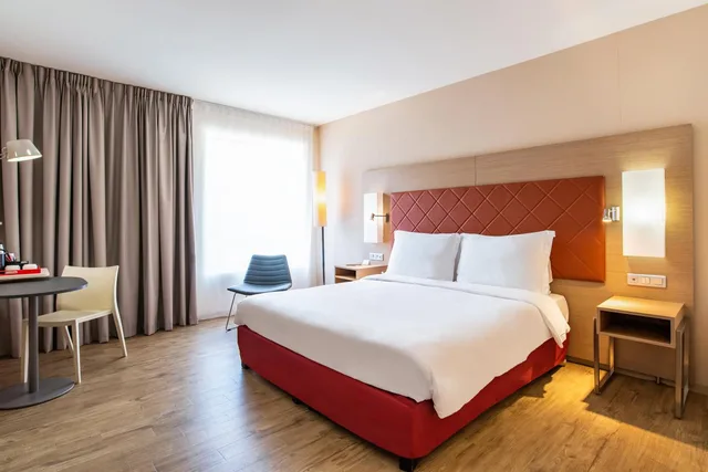 غرفة قياسية بسرير مزدوج بشرفة بإطلالة، Radisson Blu Hotel Toulouse Airport Formerly Radisson Sas 2/8