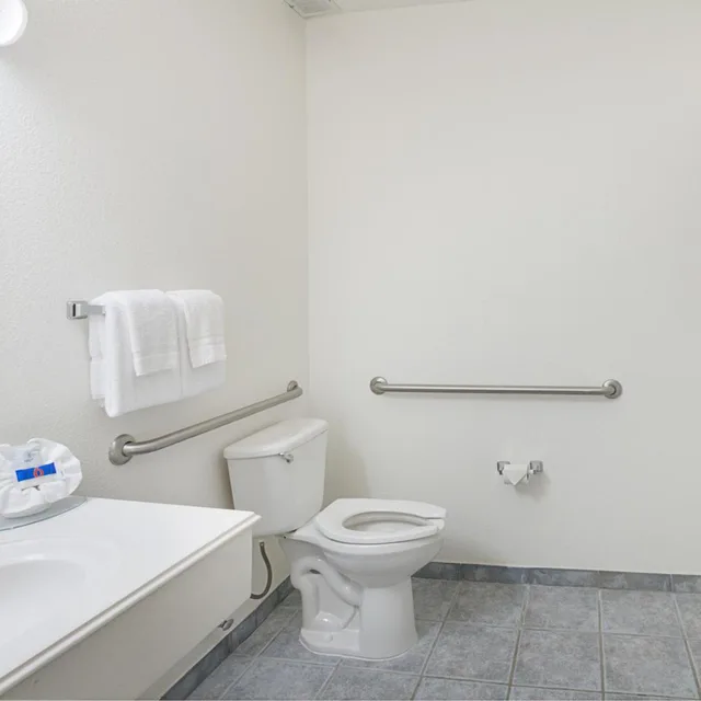 2 Queen Beds - Mobility Accessible Tub, Nsmk, Motel6 Weatherford, TX 9/9