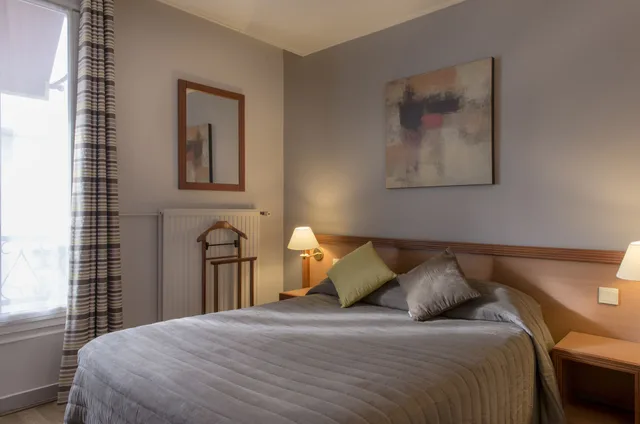 غرفة بسرير كوين، Hotel Beaugency 1/8