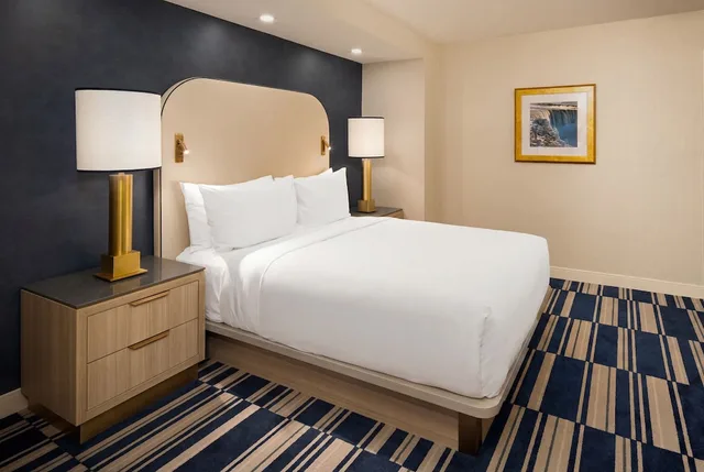 2 Bedrooms, Suite, 3 Queen Beds, Falls View، Embassy Suites By Hilton Niagara Falls Fallsview 2/4