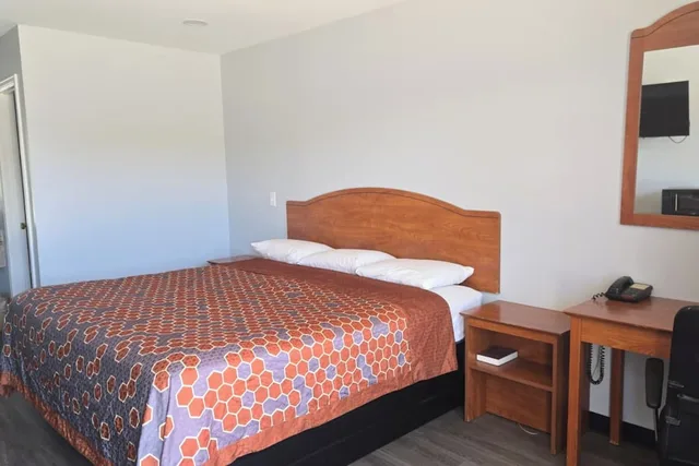 غرفة بسرير كينج، Stay Inn Checotah near Eufaula Lake 4/10