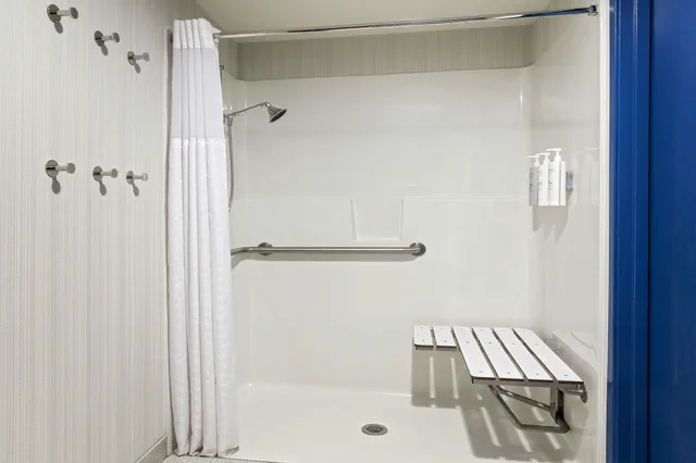 غرفة بسرير كينج مع أريكة لذوي الإعاقة، Spark by Hilton Denver International Airport 5/5