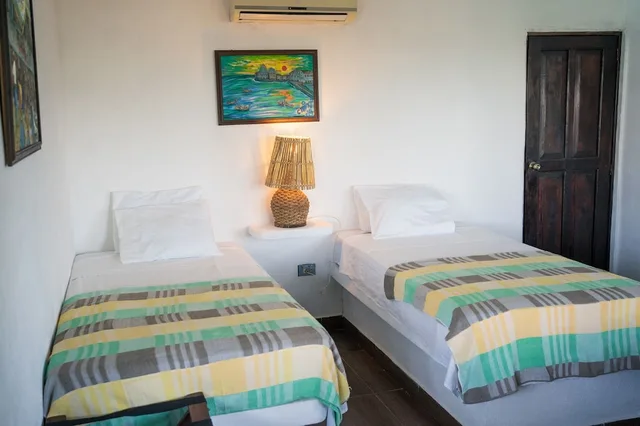 غرفة رباعية بسرير مزدوج وسريرين منفصلين بإطلالة على البحر، Marbella Eco Lodge 3/9