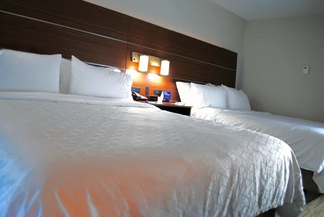 Standard, Queen Bed, Holiday Inn Express Suites Columbia City 1/3