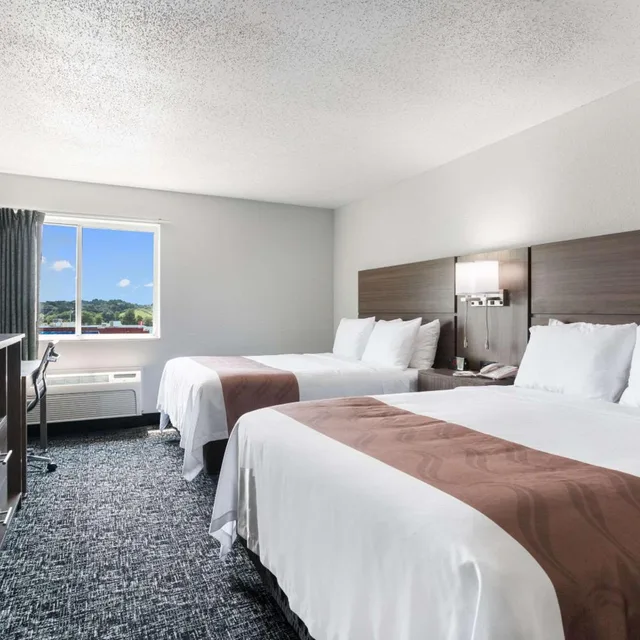 جناح بسرير كوين مع أريكة، Quality Inn & Suites Ferdinand 4/10