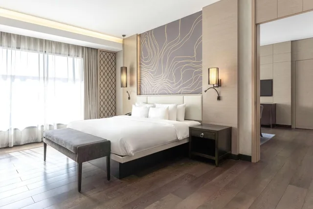جناح بسرير كينج مع دخول الصالة، Radisson Collection Muscat, Hormuz Grand 2/4