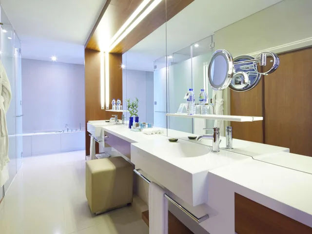 جناح بريميير بسرير كينج، Novotel Citygate Hotel Hong Kong 4/4
