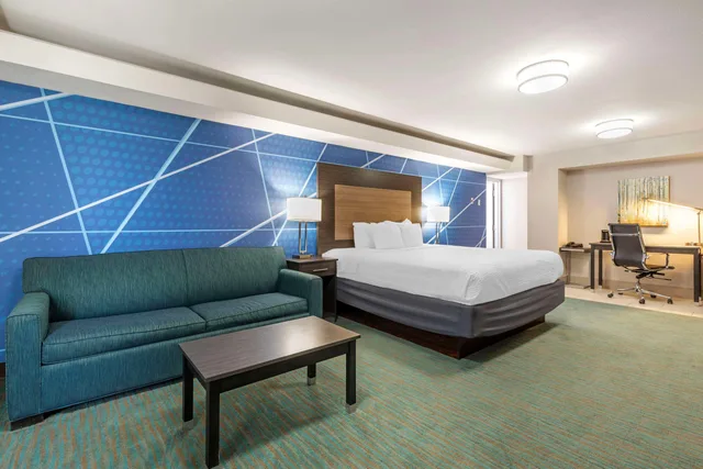 غرفة بسرير كينج، Comfort Inn Dallas North Love Field Airport, TX 2/3