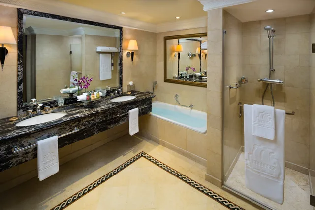 Ambassador, Suite, King Bed, Intercontinental Phoenicia Beirut 2/2
