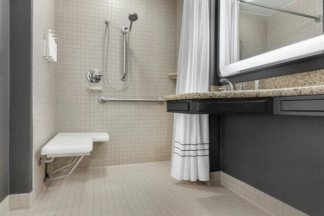 غرفة بسرير كينج لذوي الإعاقة، Chicago Marriott Midway 5/5