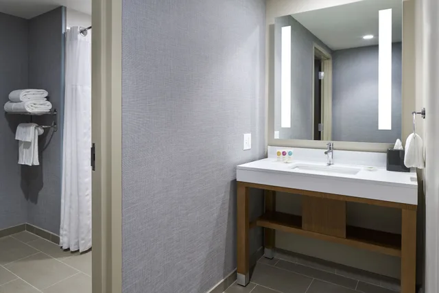 غرفة بسرير كينج بإطلالة على النهر مع أريكة، Hyatt Place Wilmington Riverfront 8/10