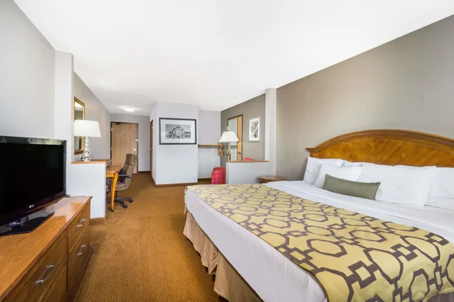 غرفة بسرير كينج، Baymont By Wyndham Piqua 1/10