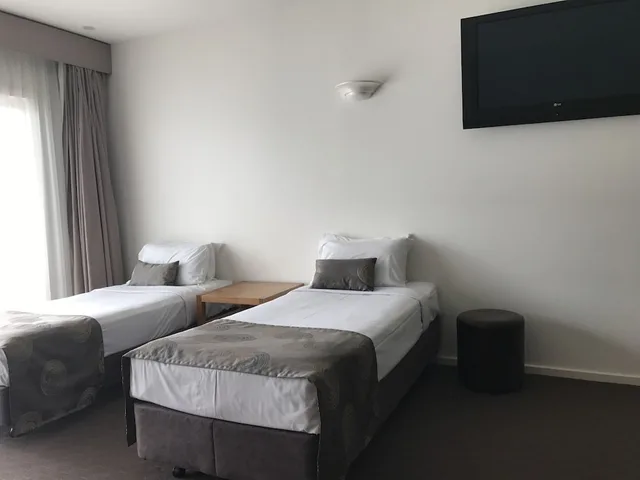 غرفة ديلوكس ثلاثية بسرير كينج وسرير فردي، MORNINGTON HOTEL 2/3