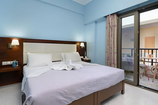 غرفة بسريرين منفصلين بإطلالة على الحديقة، Avra Hotel 1/3