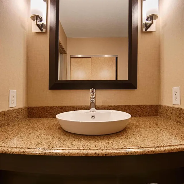 غرفة بسرير كينج بحوض استحمام لذوي الإعاقة، Sonesta Essential Indianapolis Airport 3/4